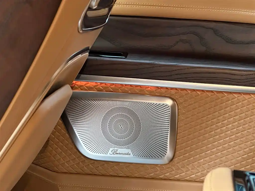 Mercedes-Benz V-Class 2023 — фото 42