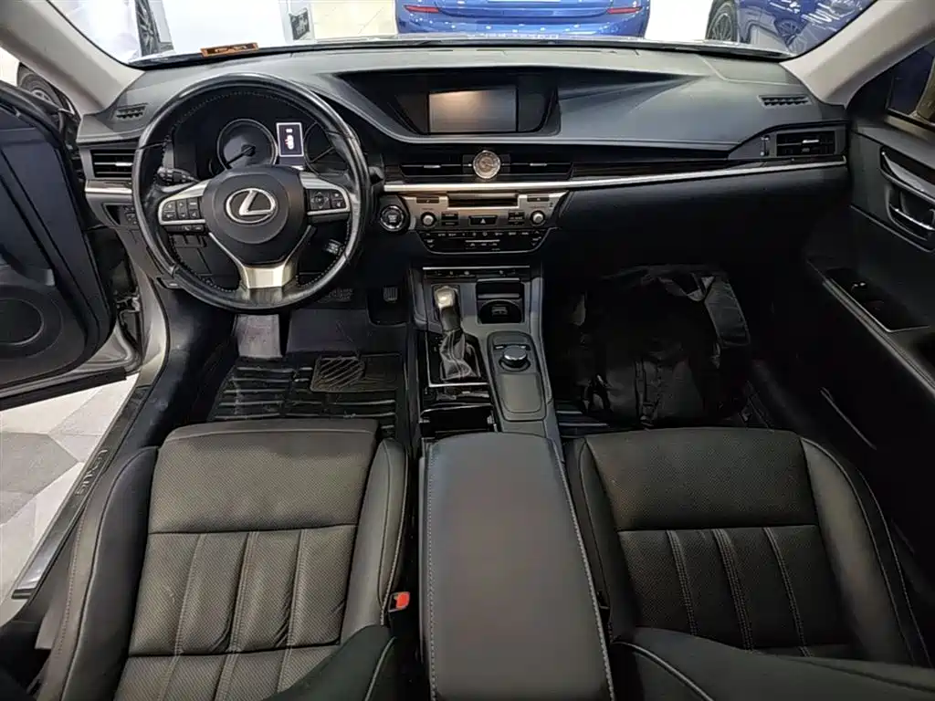 Lexus ES 2017 — фото 10