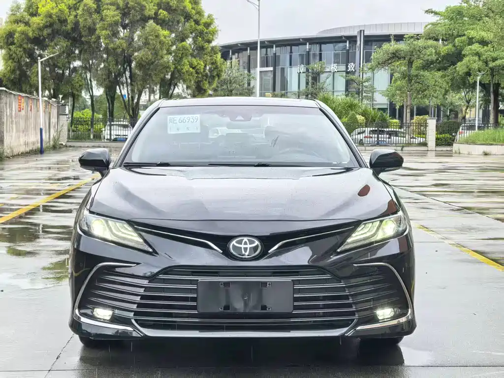 Toyota Camry 2022 — фото 2