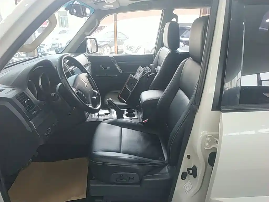 Mitsubishi Pajero 2018 — фото 15
