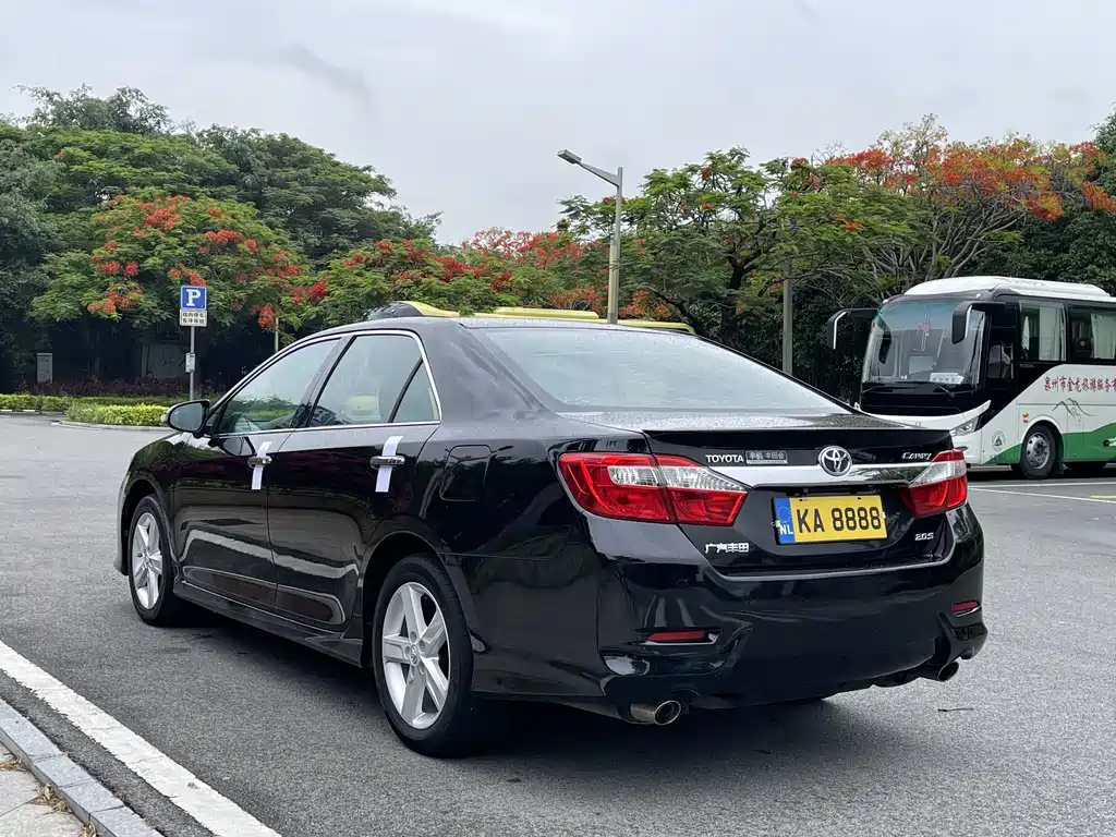 Toyota Camry 2014 — фото 10