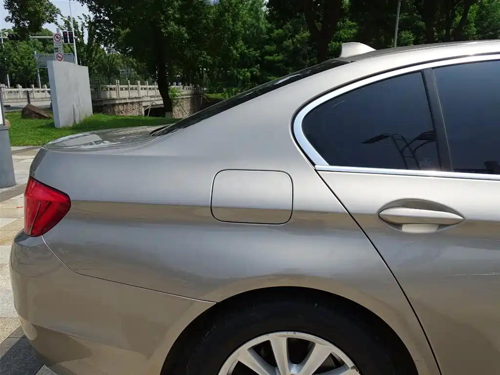 BMW 5 Series 2011 — фото 12