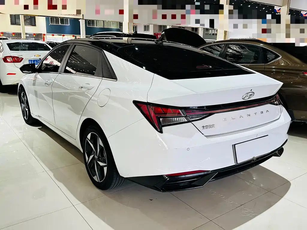 Hyundai Elantra 2022 — фото 11