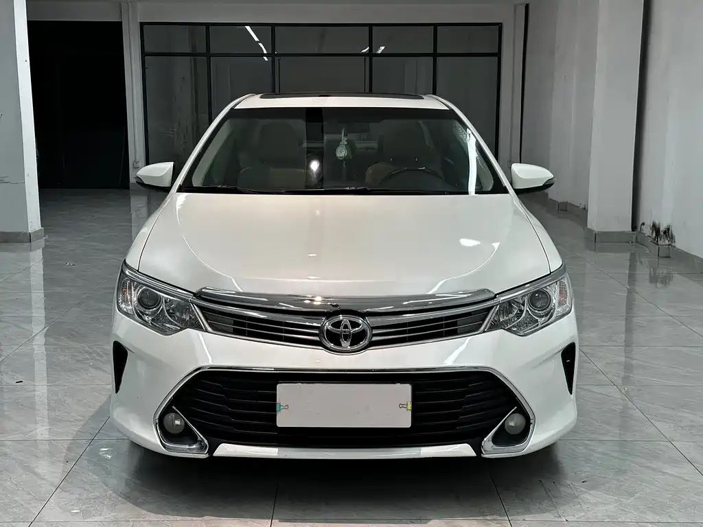 Toyota Camry 2017 — фото 2