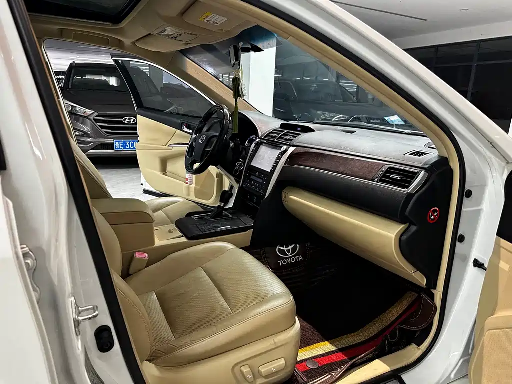 Toyota Camry 2017 — фото 10