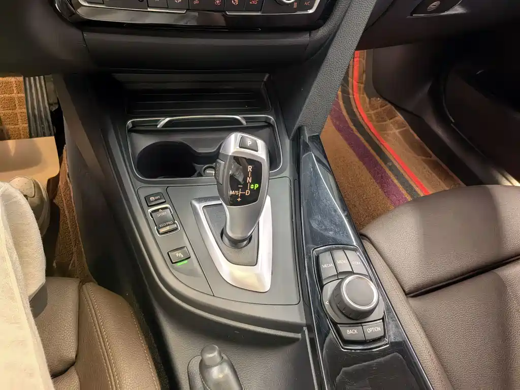 BMW 3 Series 2018 — фото 13