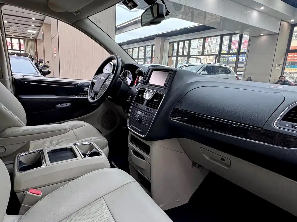 Chrysler Grand Voyager 2015 — фото 8