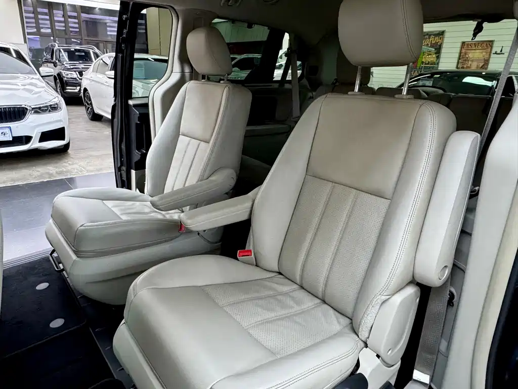 Chrysler Grand Voyager 2015 — фото 10