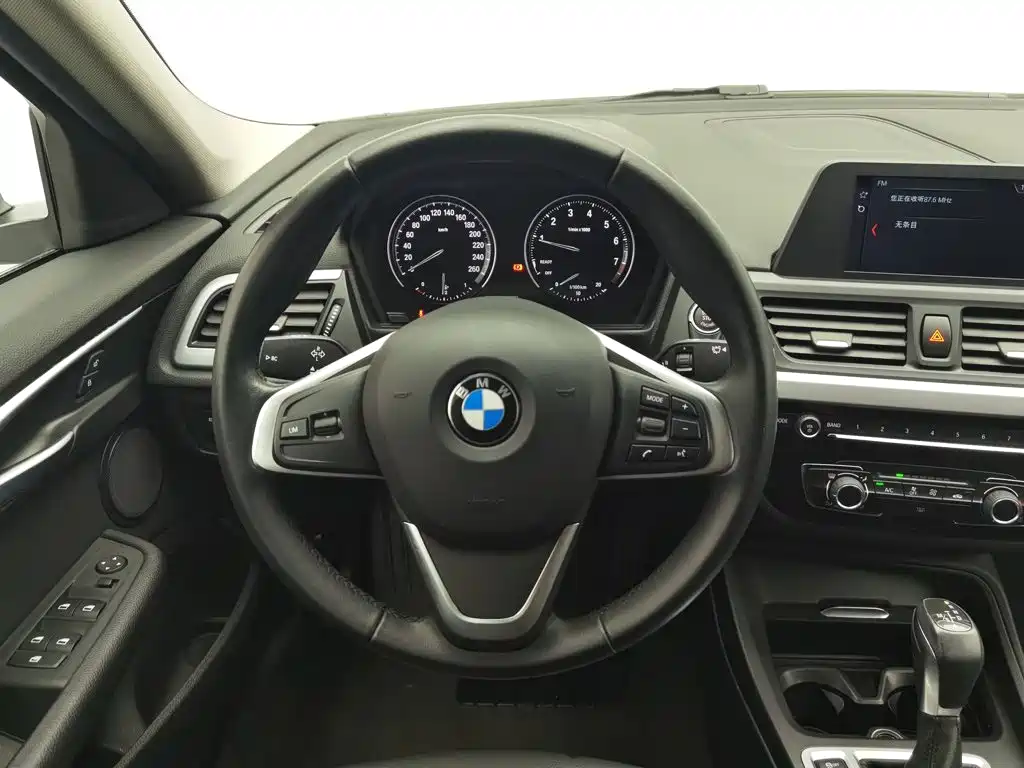 BMW 1 Series 2019 — фото 11
