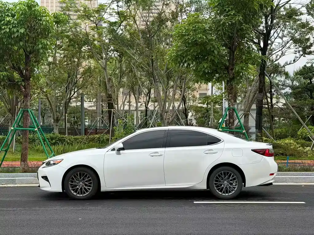 Lexus ES 2018