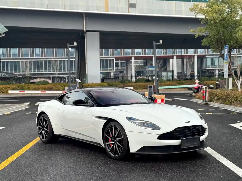 Aston Martin DB11 2020 — фото 3