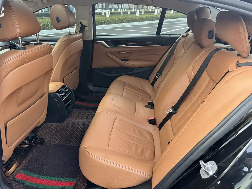 BMW 5 Series 2018 — фото 13