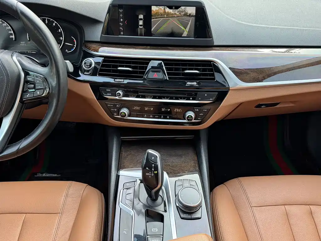 BMW 5 Series 2018 — фото 10