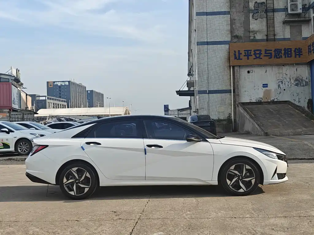 Hyundai Elantra 2023 — фото 8