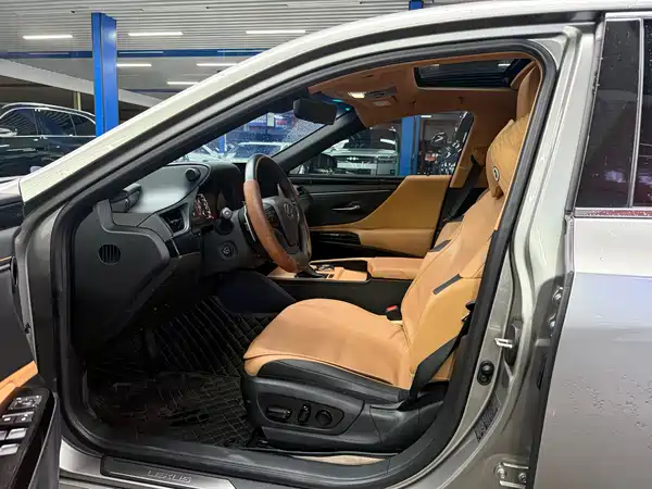 Lexus ES 2024