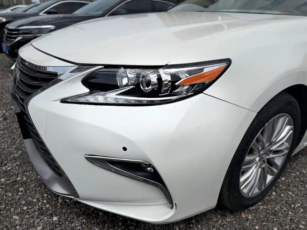 Lexus ES 2017 — фото 11