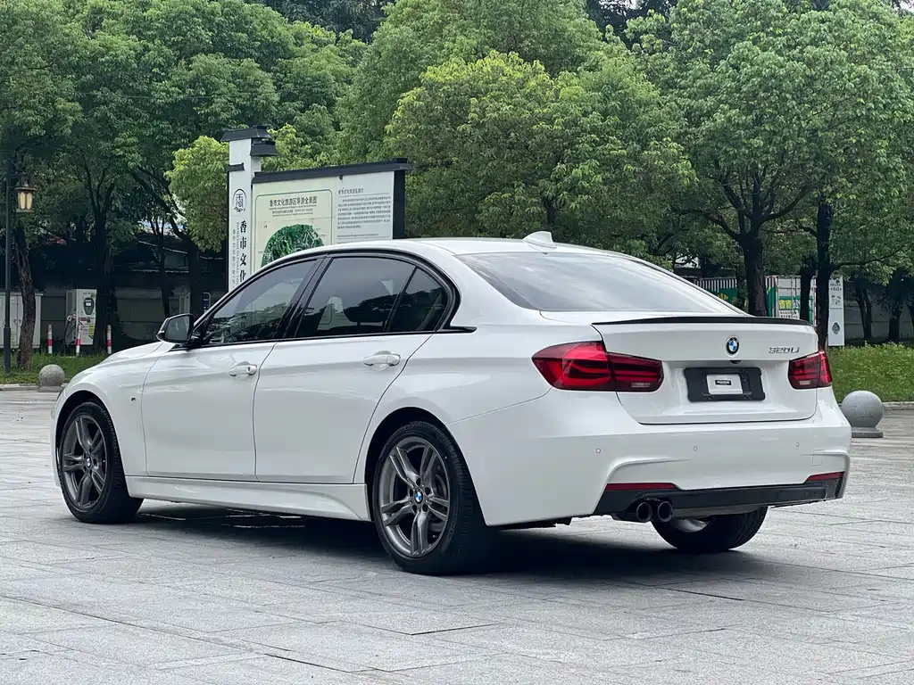 BMW 3 Series 2018 — фото 24