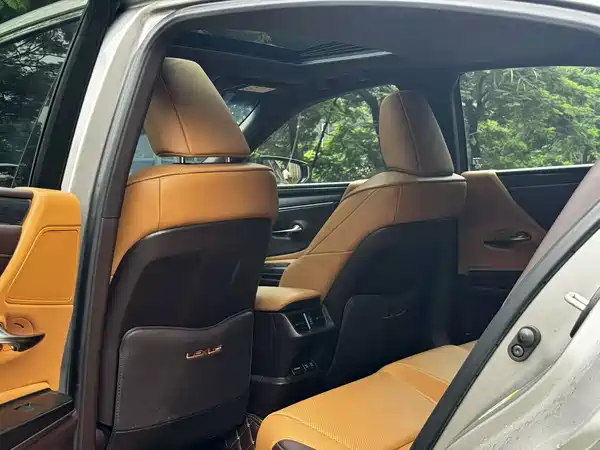 Lexus ES 2019