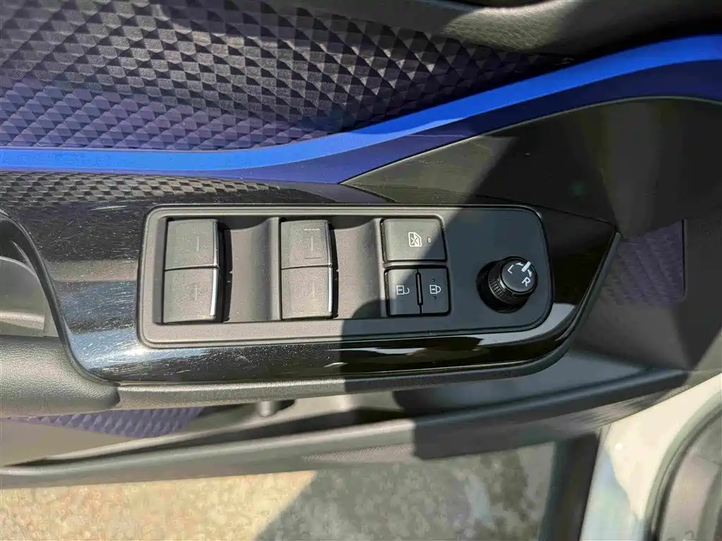 Toyota C-HR 2020 — фото 32