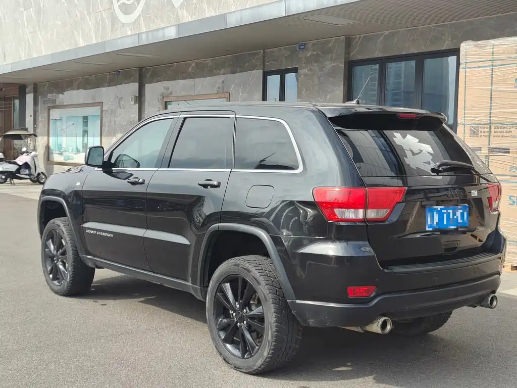 Jeep Grand Cherokee 2012 — фото 3