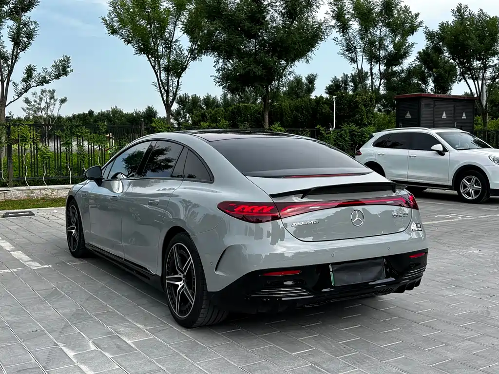 Mercedes-Benz EQE AMG 2024 — фото 11