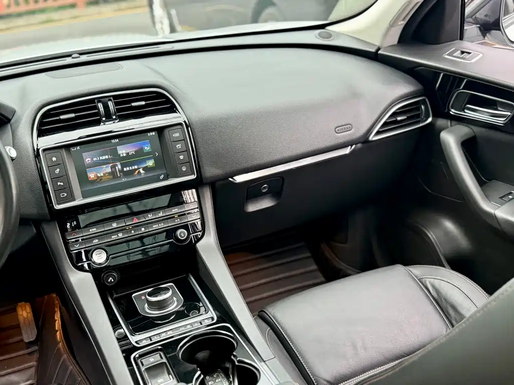 Jaguar F-PACE 2016 — фото 21
