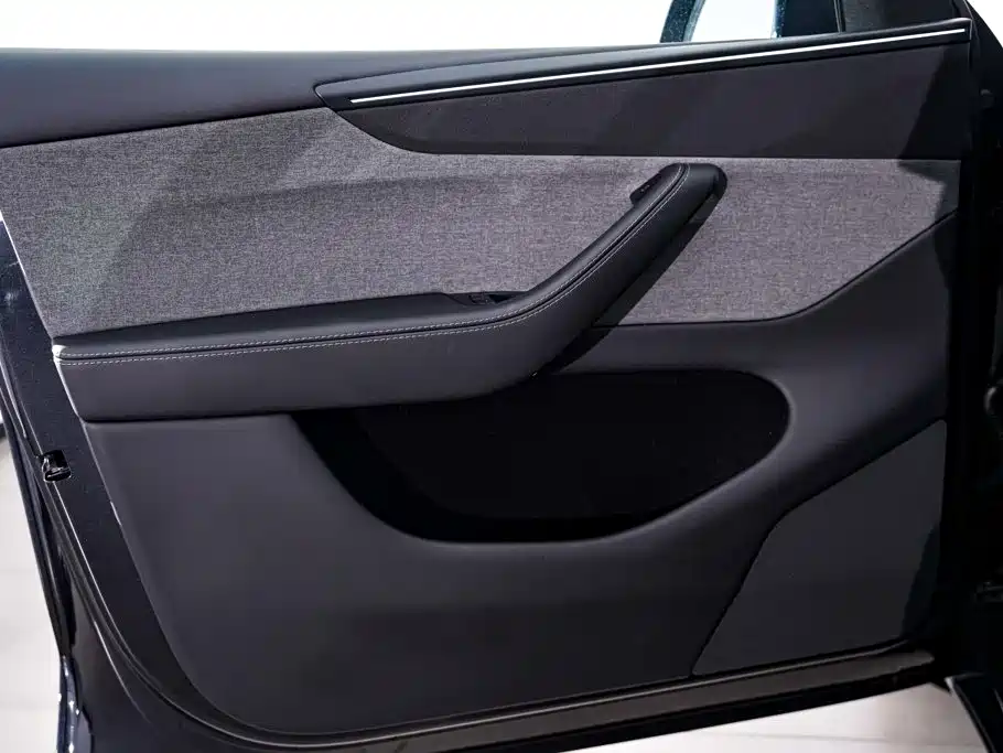 Tesla Model Y 2025 — фото 18