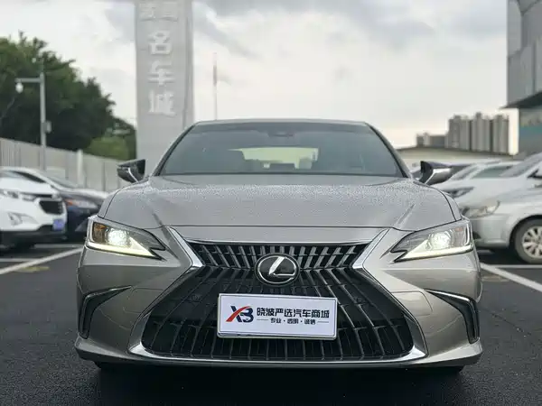 Lexus ES 2022