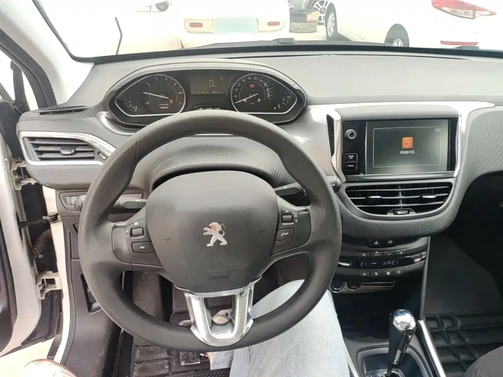 Peugeot 2008 2015 — фото 10
