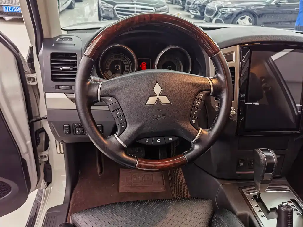 Mitsubishi Pajero 2019 — фото 16