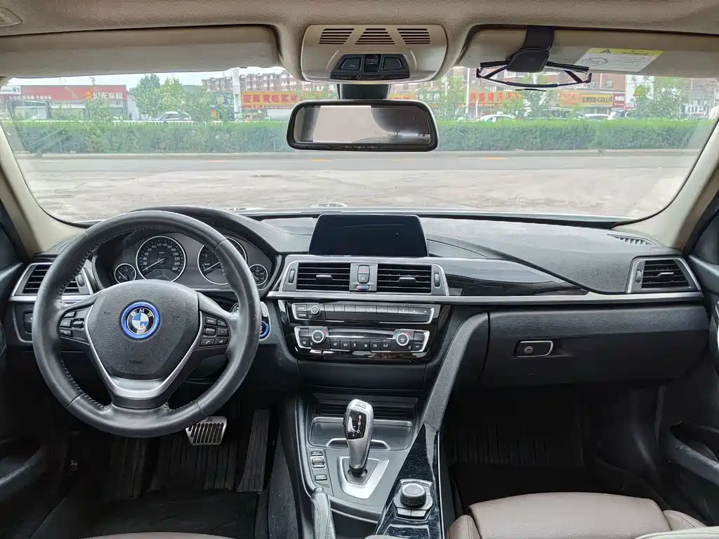 BMW 3 Series 2017 — фото 11