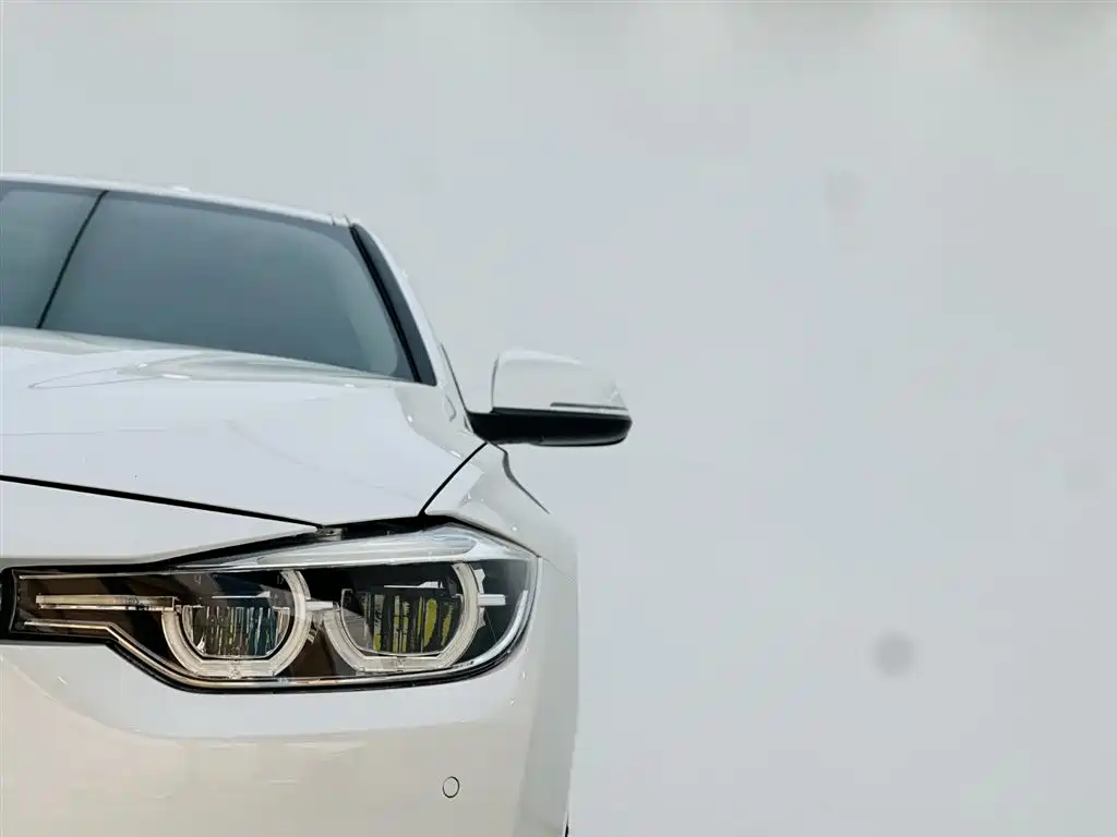 BMW 3 Series 2018 — фото 10