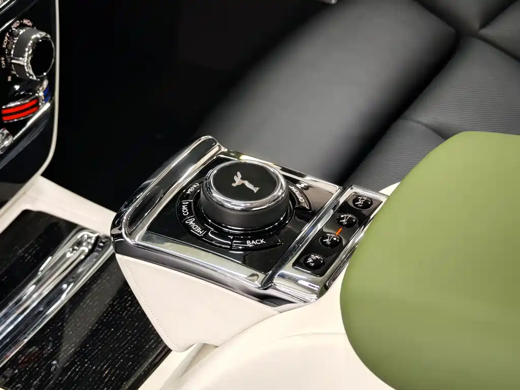 Rolls-Royce Phantom 2023 — фото 26