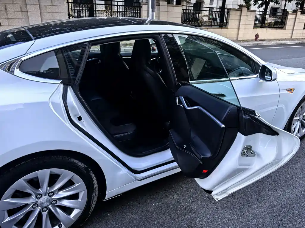Tesla Model S 2017 — фото 15