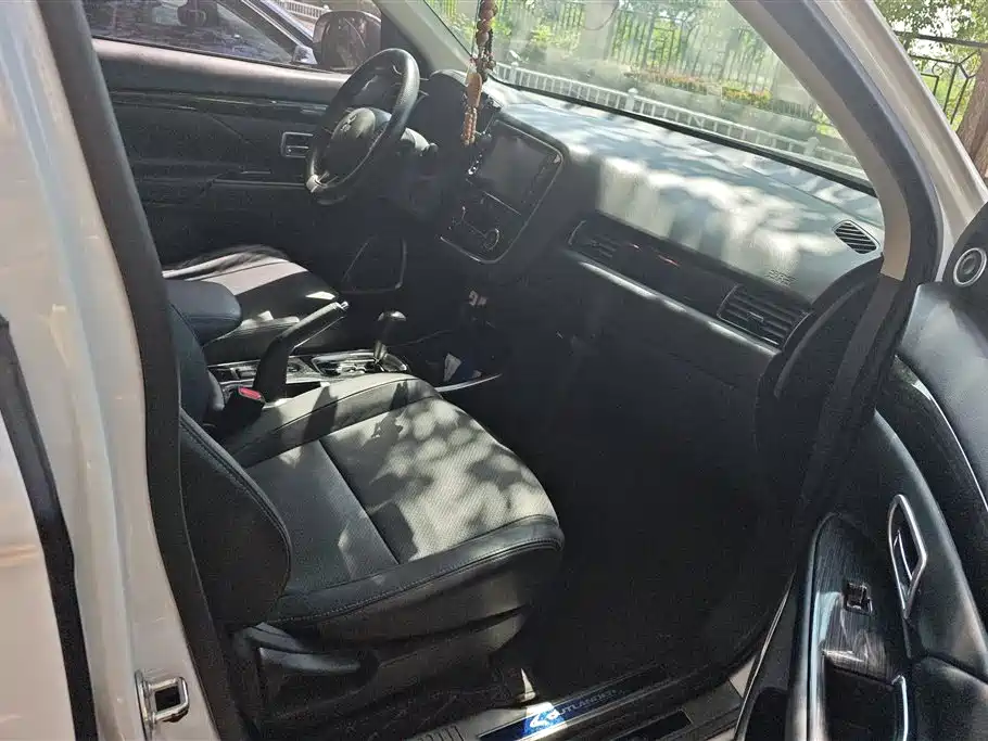 Mitsubishi Outlander 2018 — фото 8