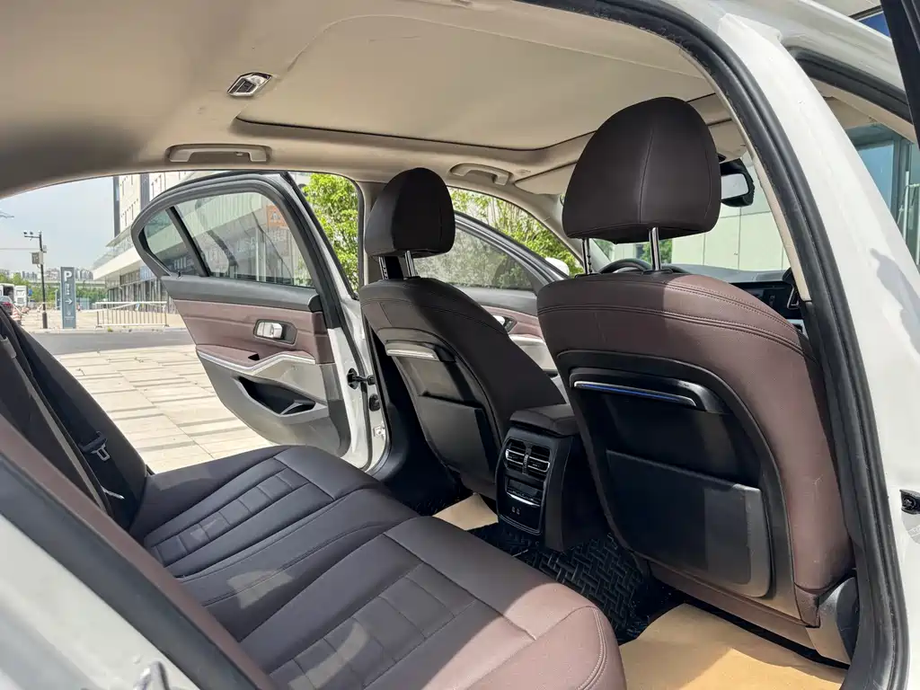 BMW 3 Series 2019 — фото 14