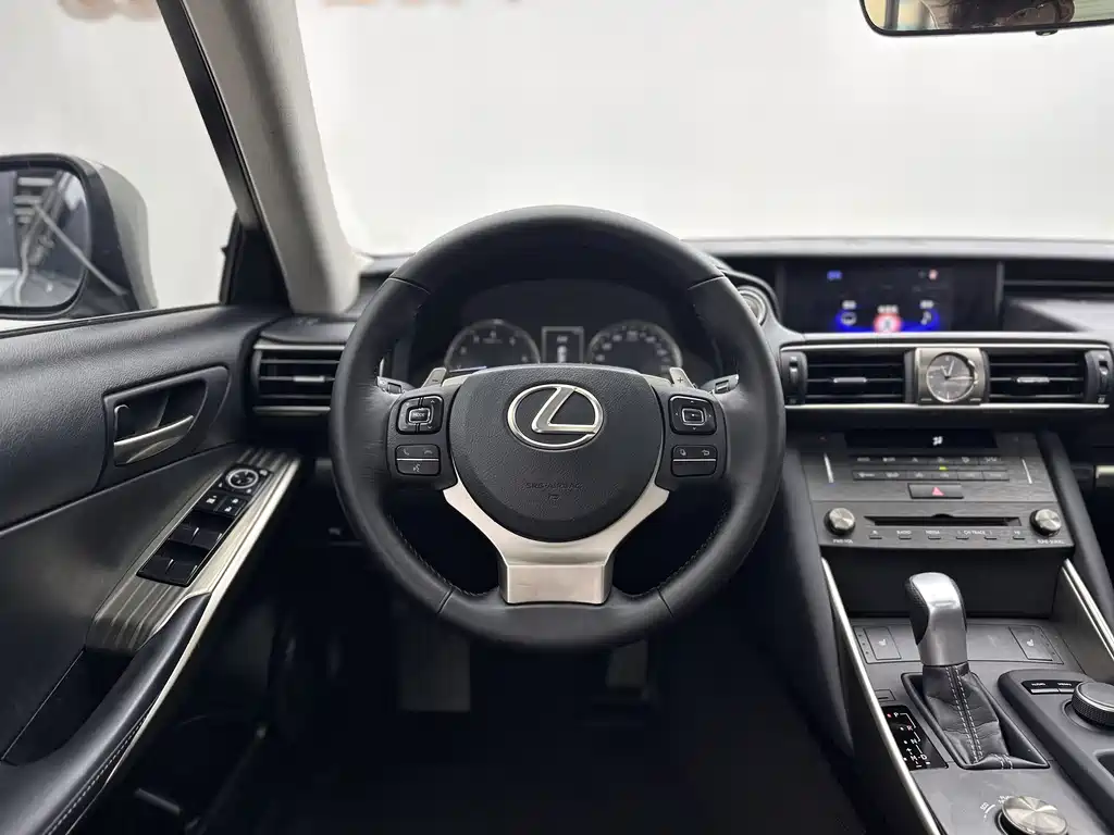 Lexus IS 2020 — фото 6
