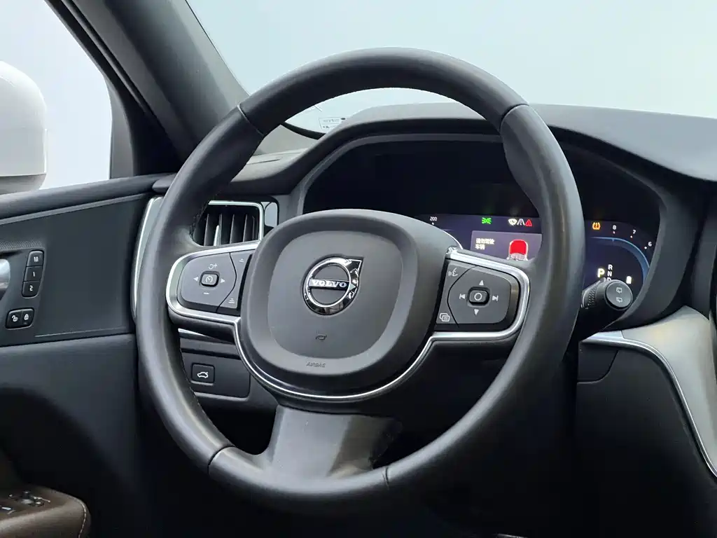 Volvo XC60 2022 — фото 25