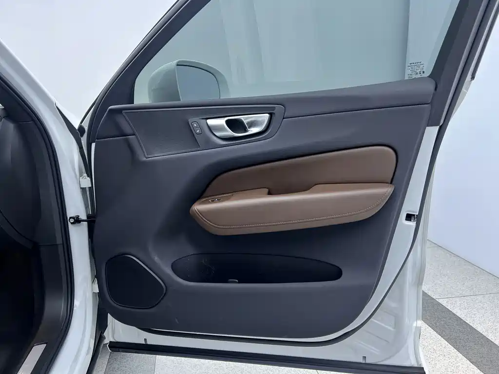 Volvo XC60 2022 — фото 20