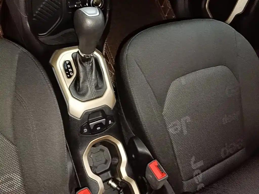 Jeep Renegade 2016 — фото 14