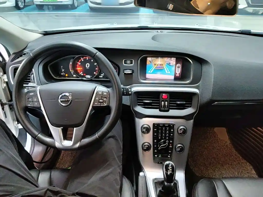 Volvo V40 2018 — фото 10