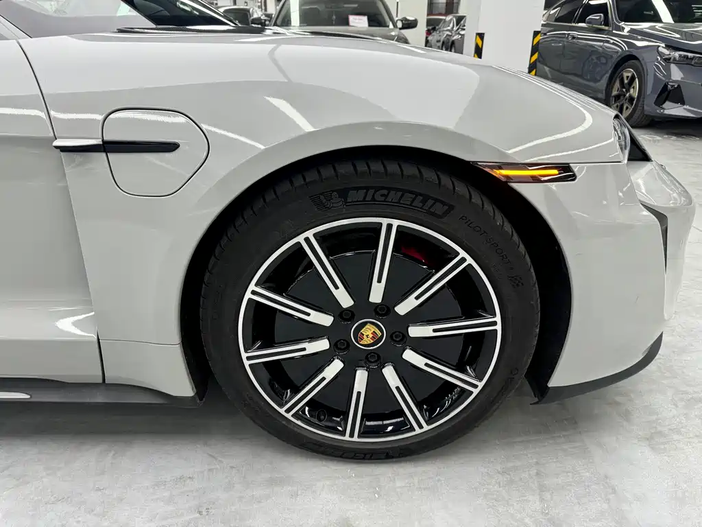 Porsche Taycan 2020 — фото 13