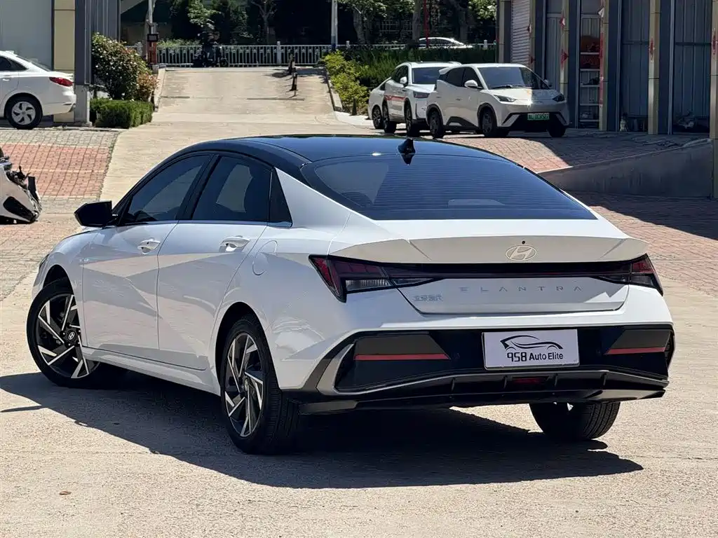Hyundai Elantra 2023 — фото 10