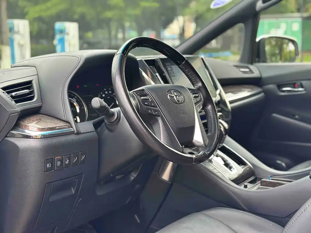 Toyota Alphard 2020 — фото 18
