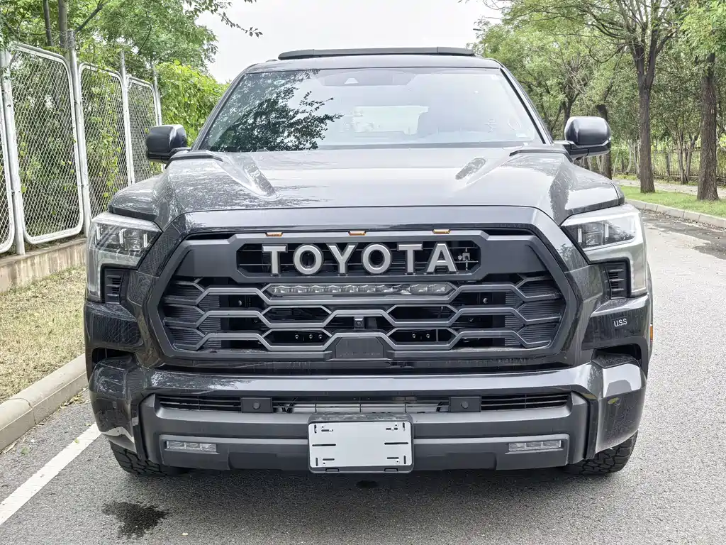 Toyota Sequoia — фото 1