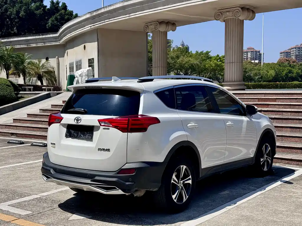 Toyota RAV4 2015 — фото 10
