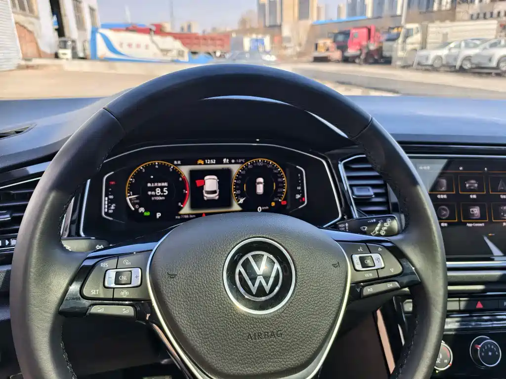 Volkswagen T-Roc 2023 — фото 9