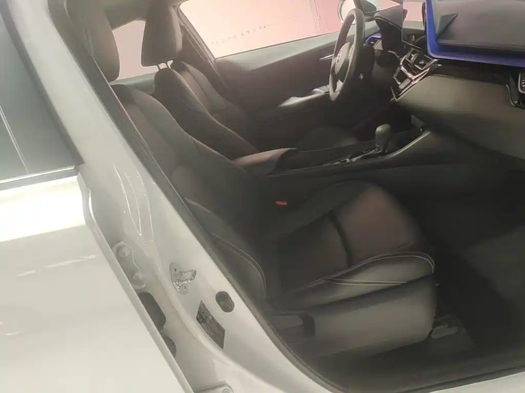 Toyota C-HR 2023 — фото 25