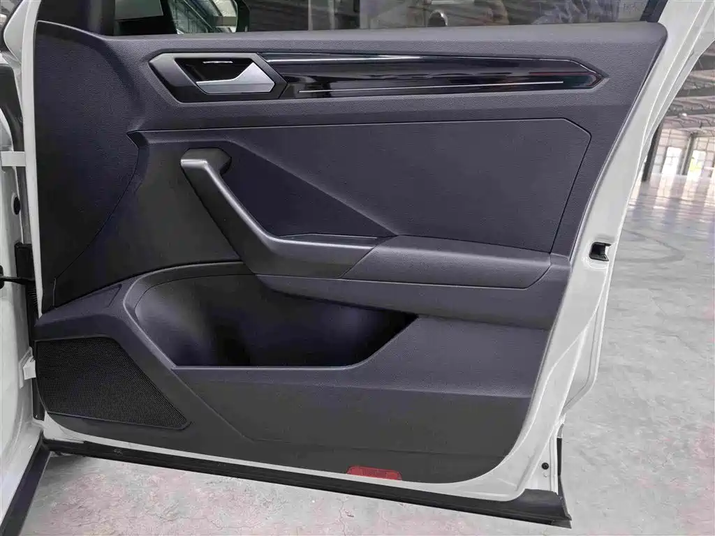 Volkswagen T-Roc 2023 — фото 20