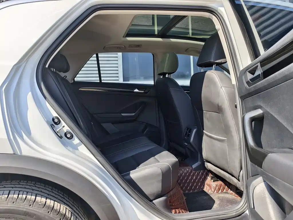 Volkswagen T-Roc 2023 — фото 18
